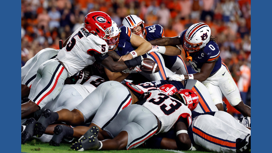 No. 10 Georgia forces a goal-line fumble to seize momentum and