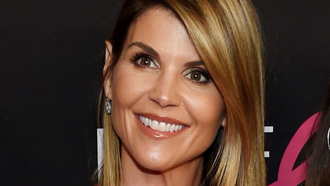 Actress Lori Loughlin Reports To Prison For College Scam Sentence 2899