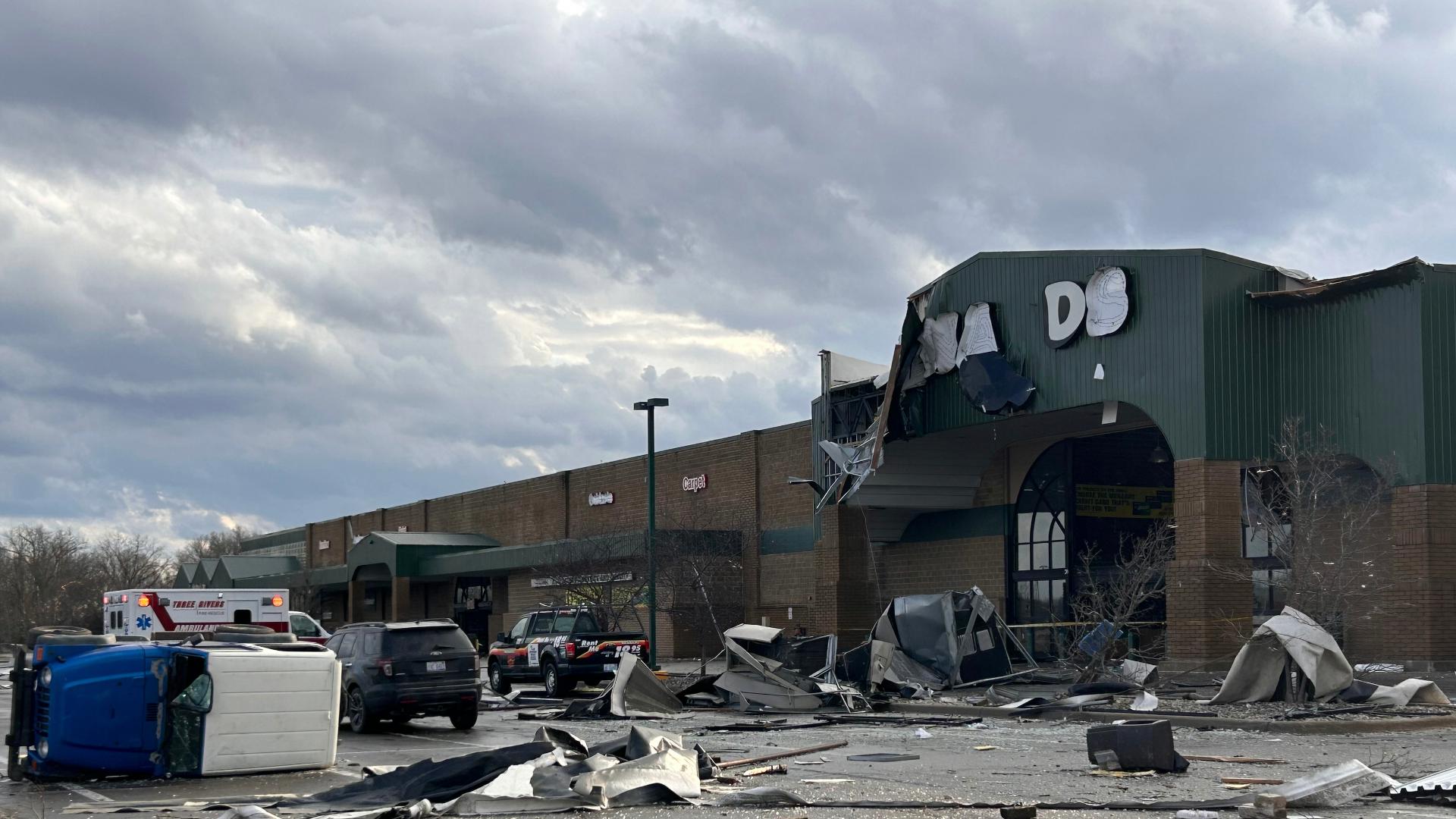Footage captures powerful tornado ripping off roofs in Michigan