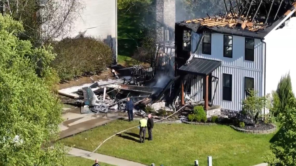 2 dead after plane crashes into an Ohio house