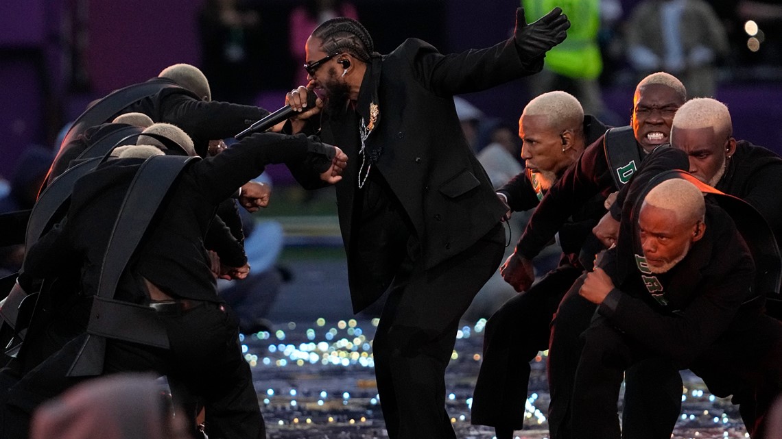 Super Bowl: Eminem takes a knee, 50 Cent hangs upside down – Macomb Daily