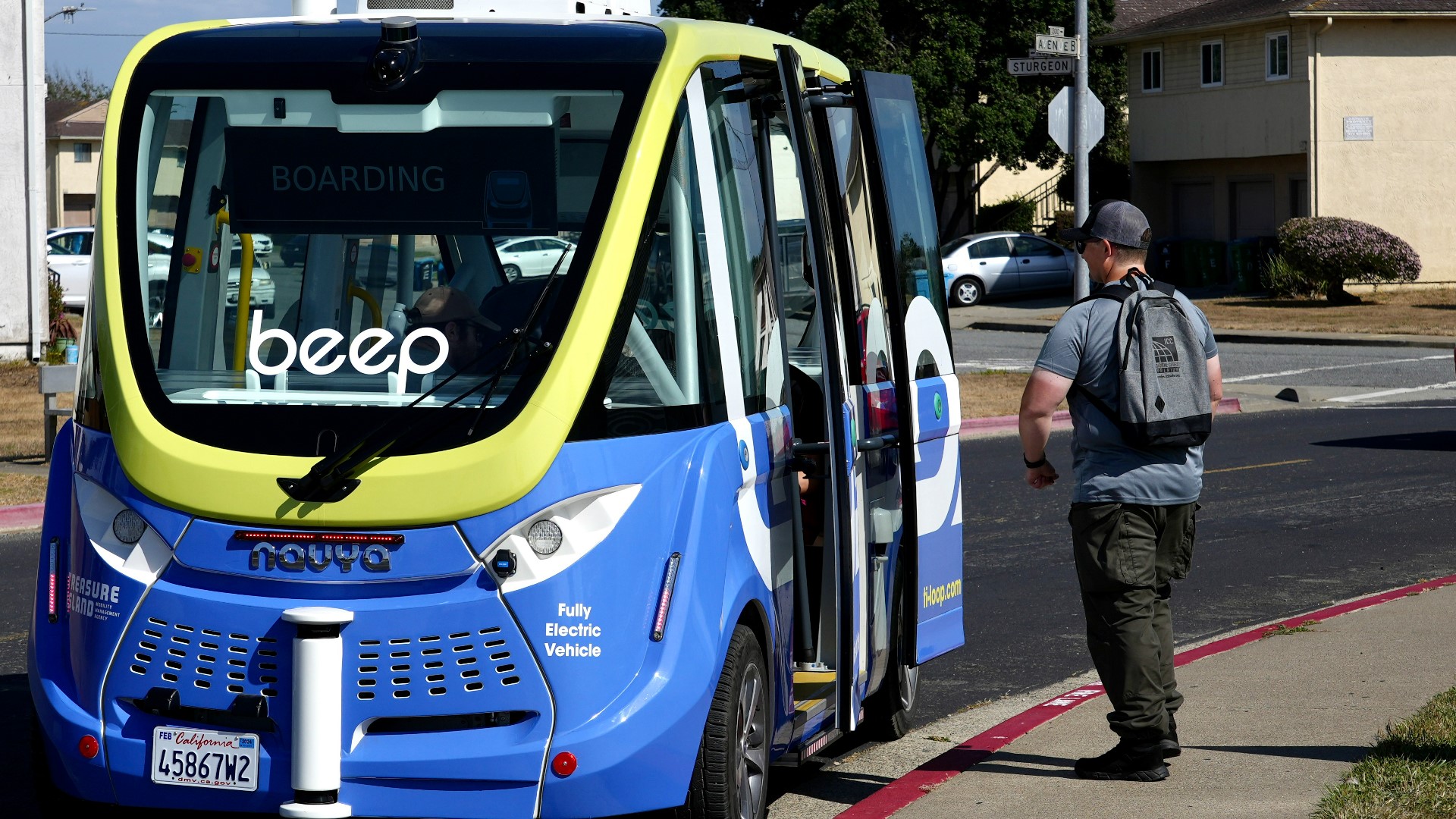 San Francisco launched the autonomous bus pilot project a week after California regulators approved the expansion of driverless taxi service.