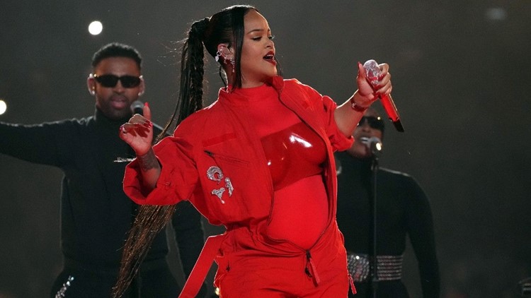 Watch Rihanna Celebrate Super Bowl Halftime Show, Pregnancy Reveal With  Friends