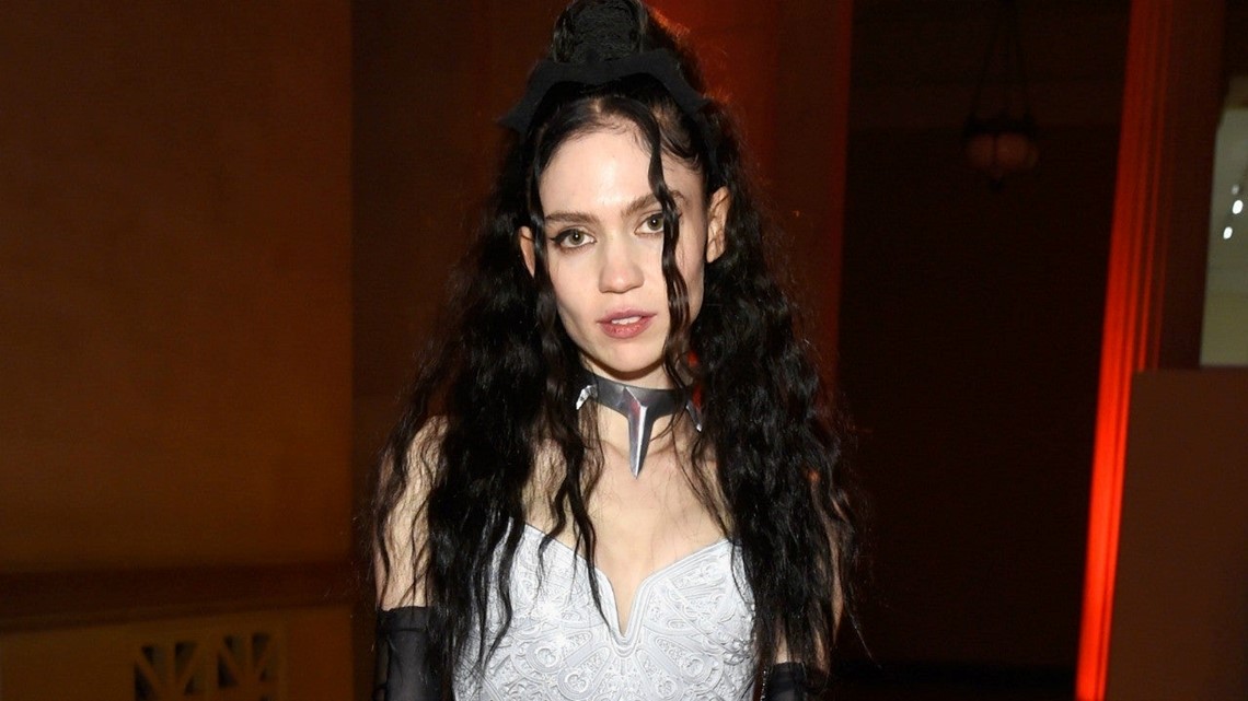 Grimes shares picture featuring tattoo of beautiful alien scars