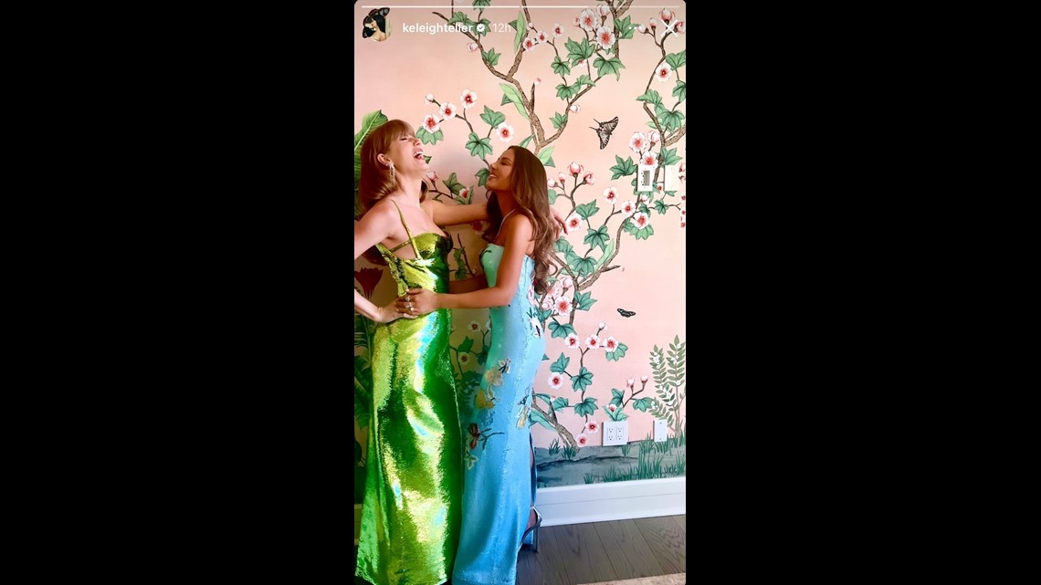 Taylor Swift and Keleigh Teller Snap Bathroom Selfie and Have a Laugh in  Fun Golden Globes Date Night Pics | kvue.com