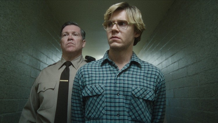 Evan Peters as Jeffrey Dahmer in First Set Photo from Netflix Show