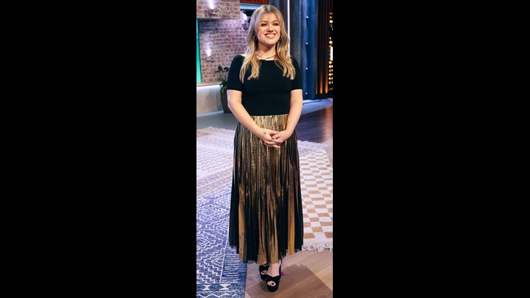 Kelly Clarkson Debuts Wispy Bangs On 'The Kelly Clarkson Show': See The ...