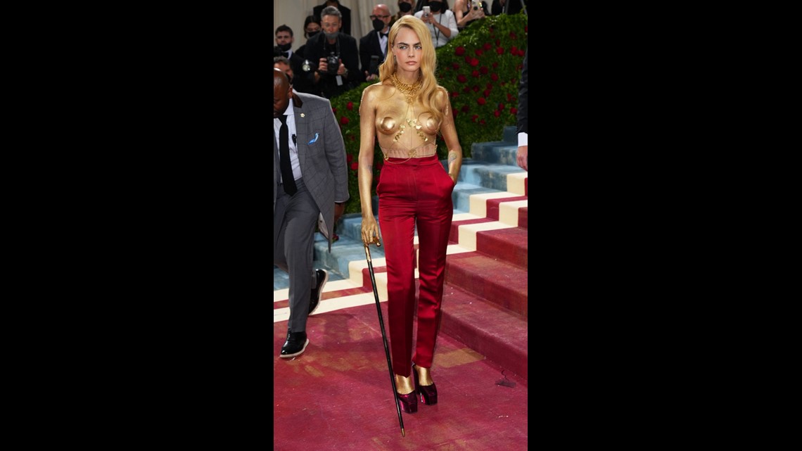 cara delevingne red carpet dress gold Cara Delevingne Didn't Hide Psoriasis At The Met Gala