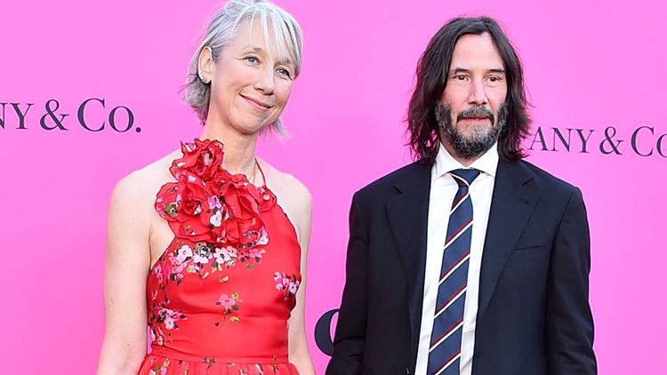 See Keanu Reeves Kiss Girlfriend Alexandra Grant On MOCA Gala Red ...