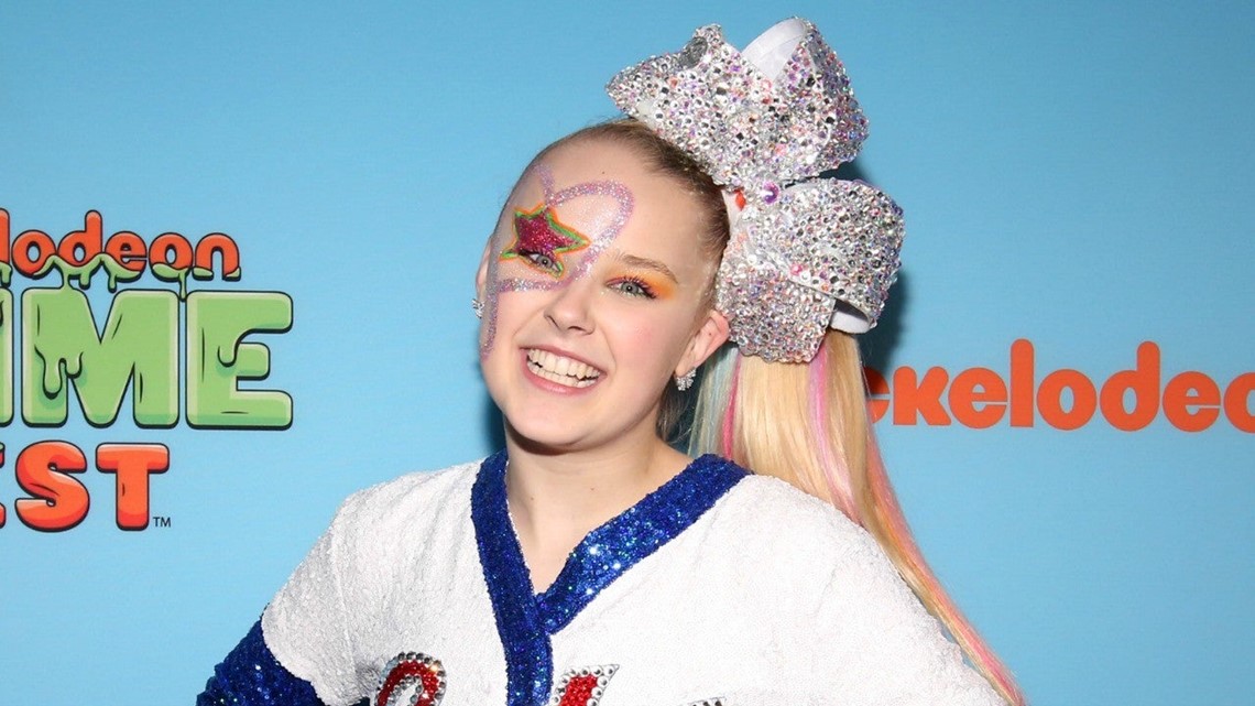 Jojo Siwa Goes Viral for Letting Her Hair Down & Breaking From Signature  Look