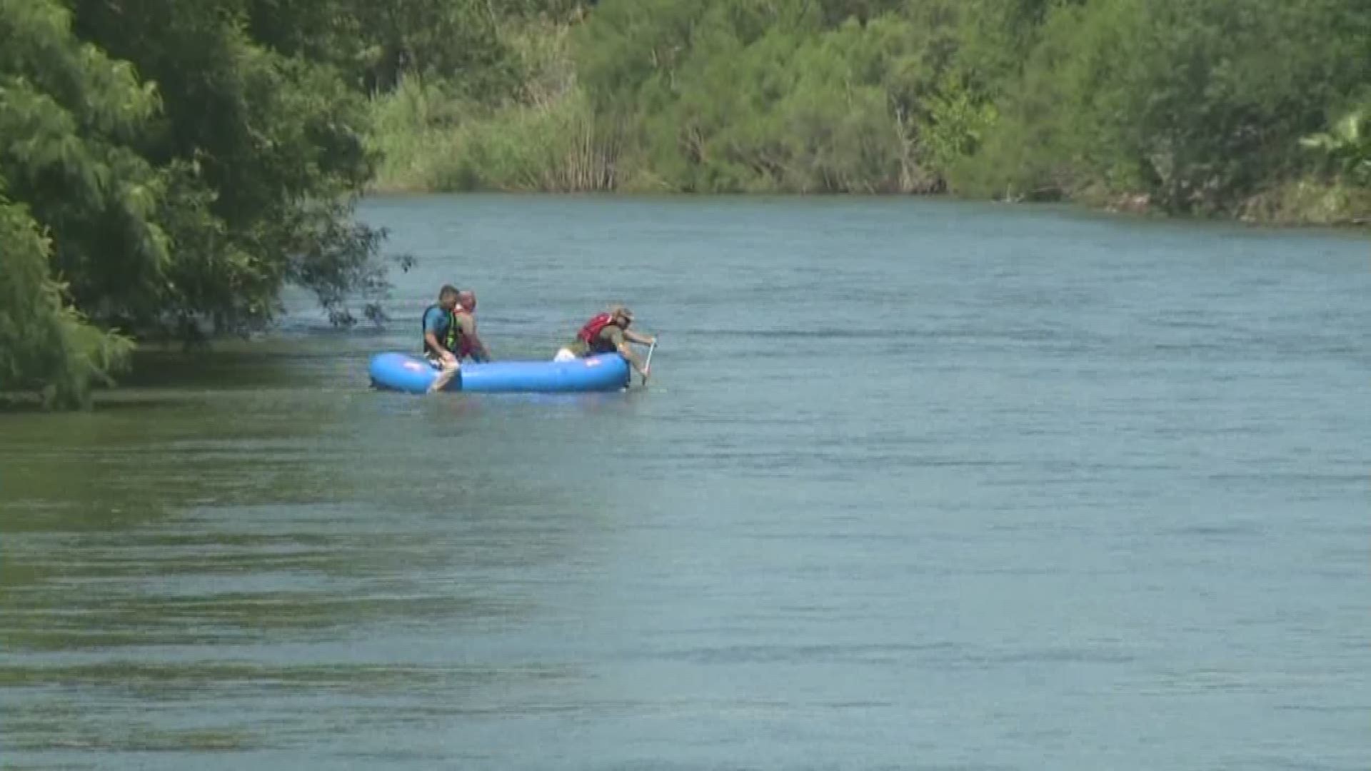 Video shows Border Patrol rescuing men from drowning | kvue.com