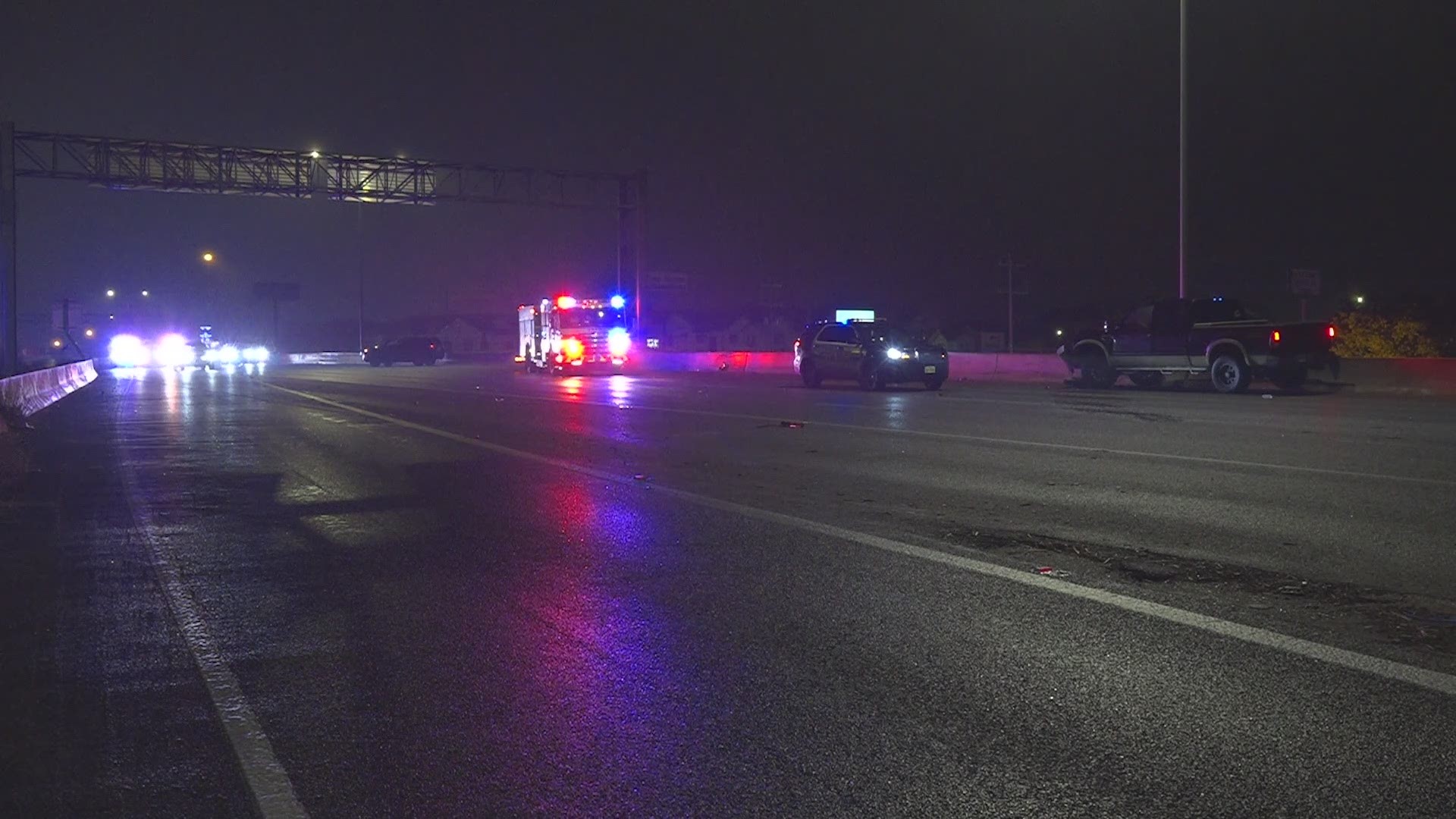An SAPD officer was injured while responding to an accident scene overnight.