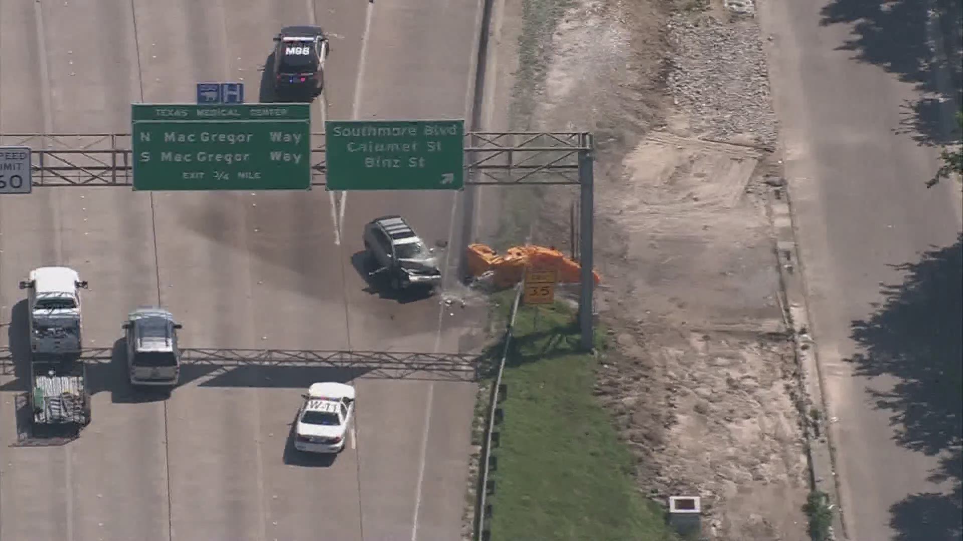 One person is in custody after a police chase ended in a major crash in southeast Houston near the Medical Center. The chase ended when the driver crashed into a barrier on Highway 288 and MacGregor Drive.