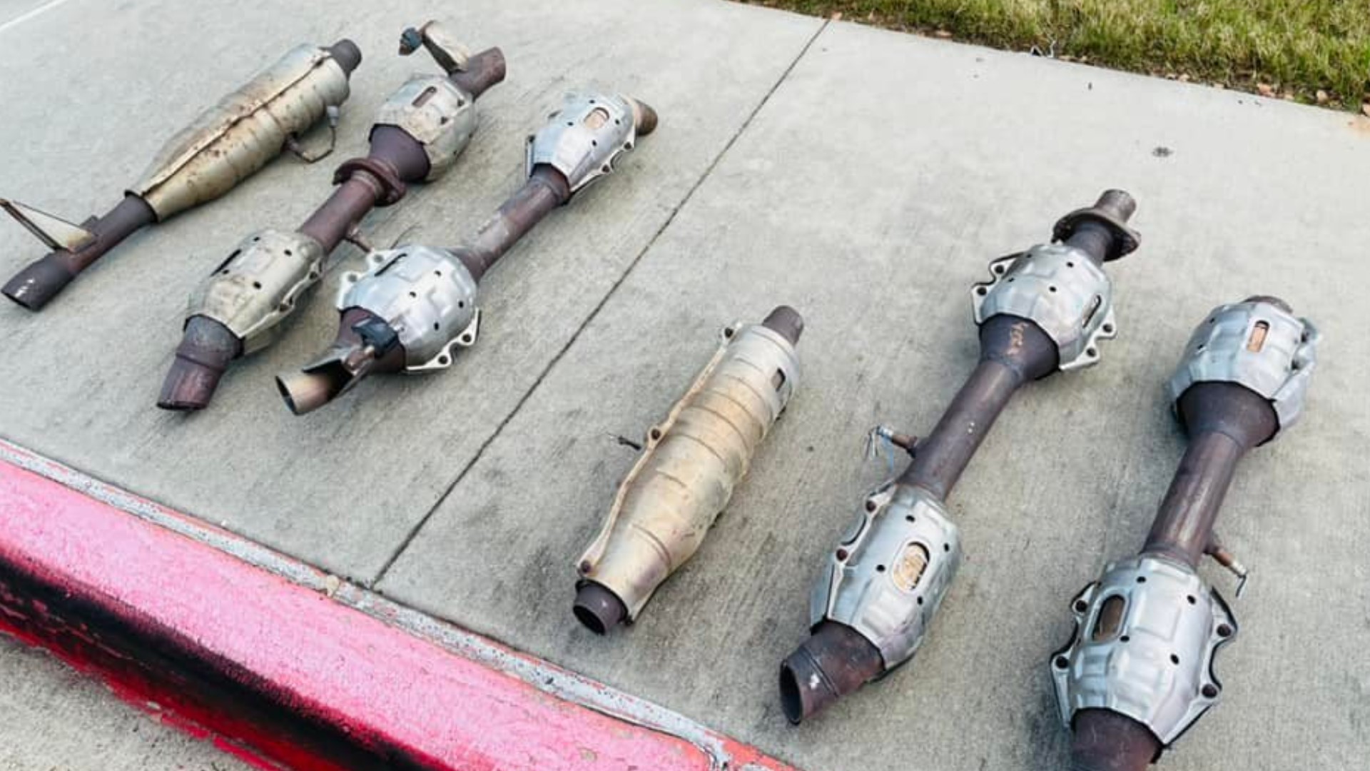 Men accused of catalytic converter thefts at Houston outlet mall