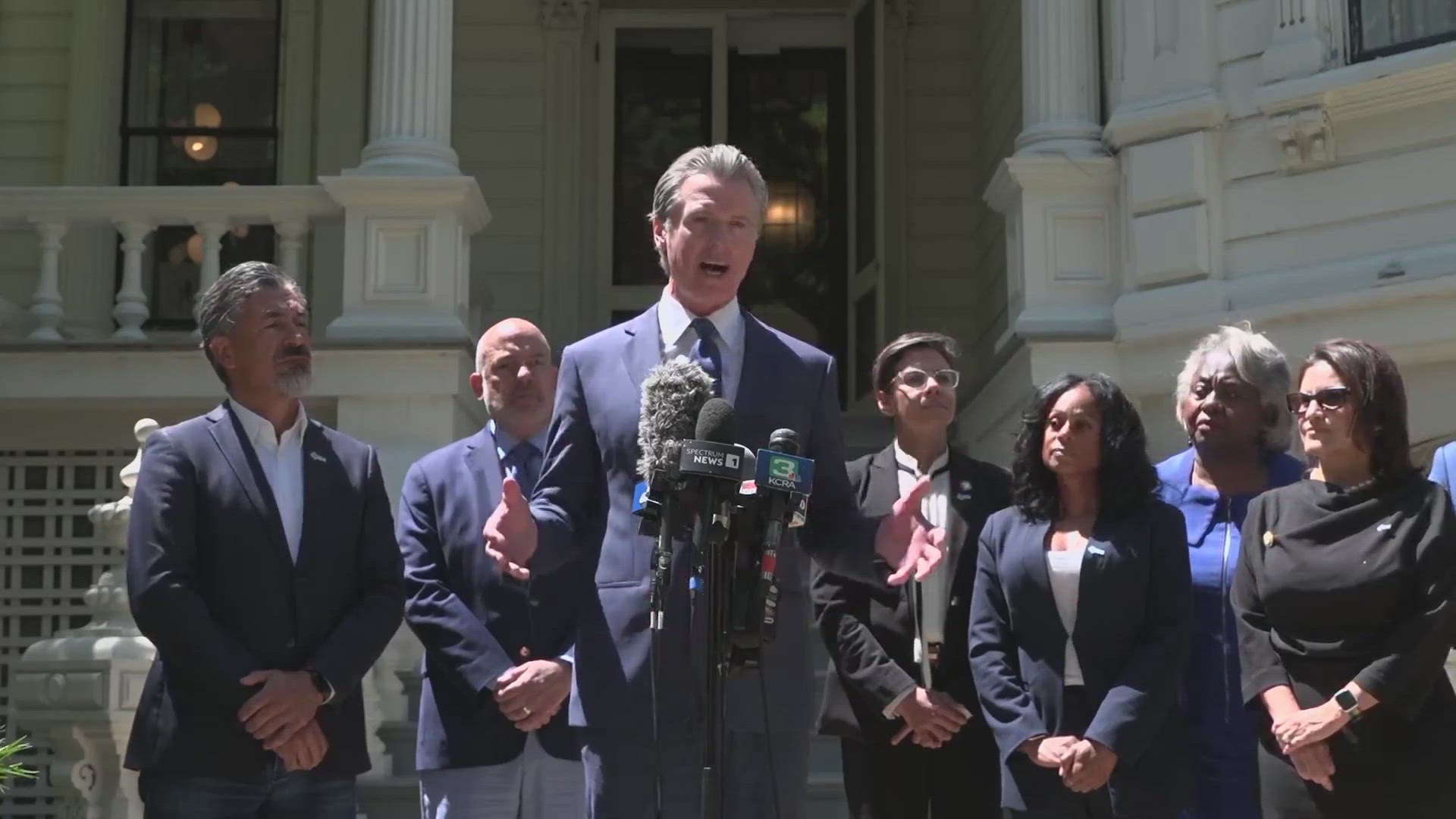 Texas Democrats meet blue state governors over redistricting fight ...