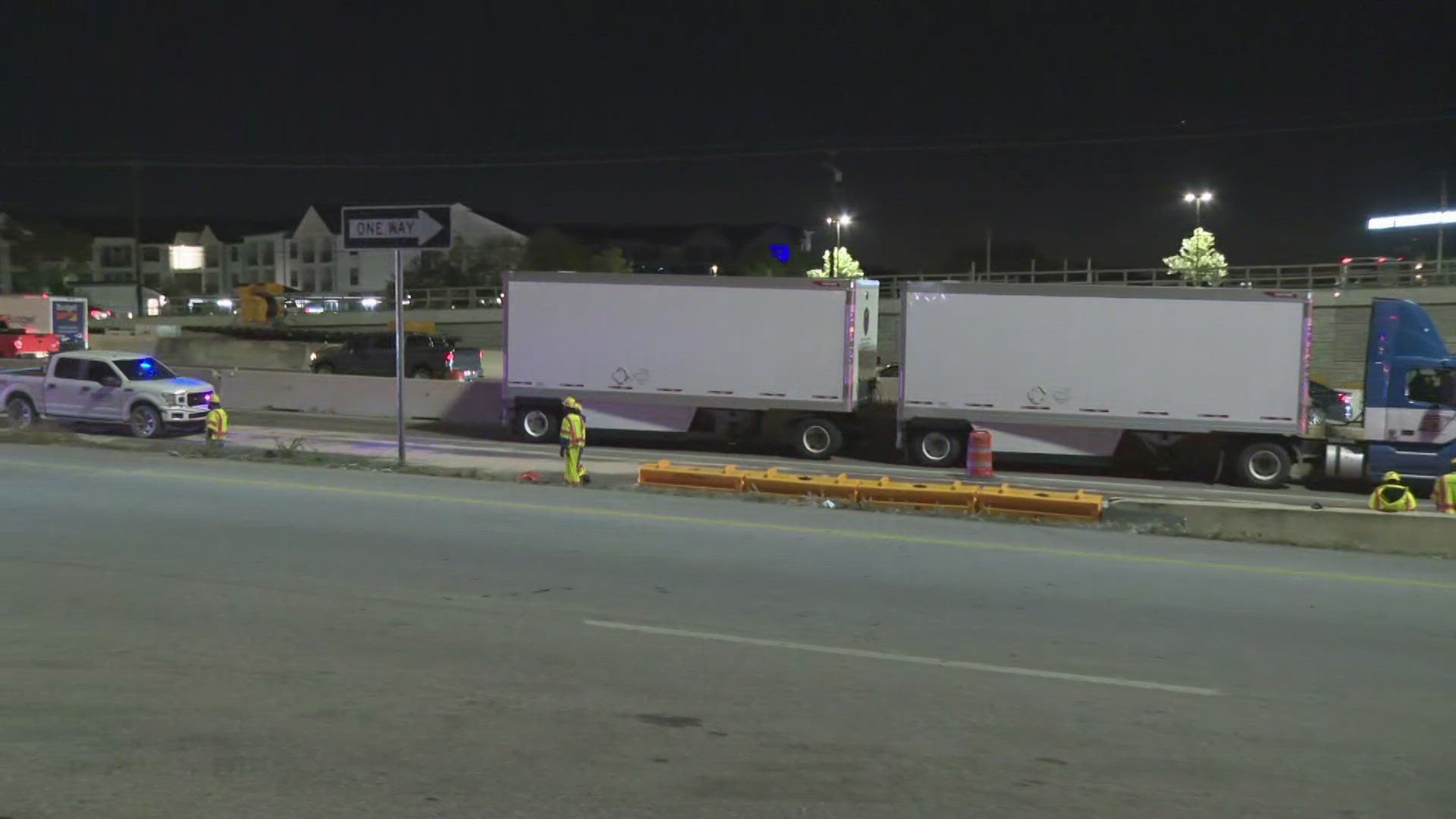 Semitruck crash prompts oil spill on I-35 in South Austin | What we