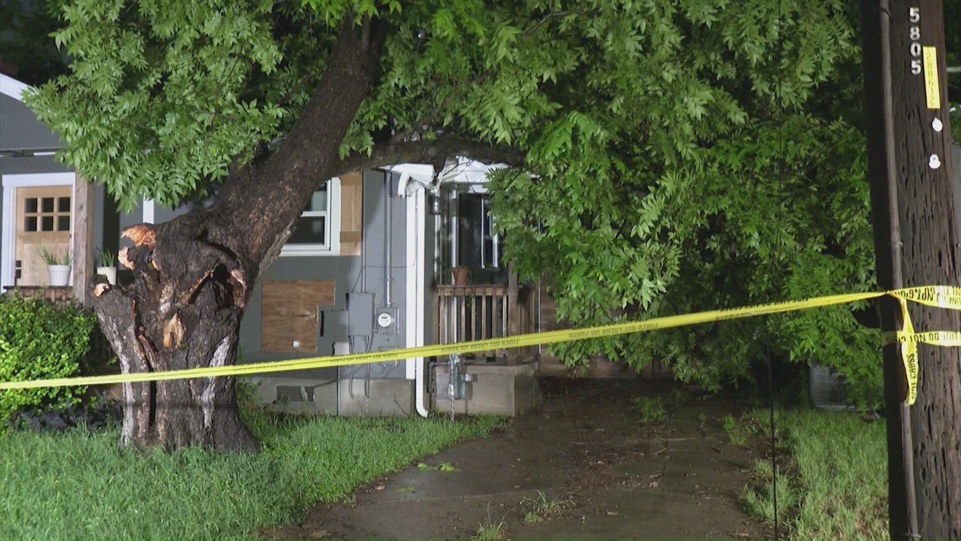 Tree falls on Central Austin home after Tuesday night storms | kvue.com