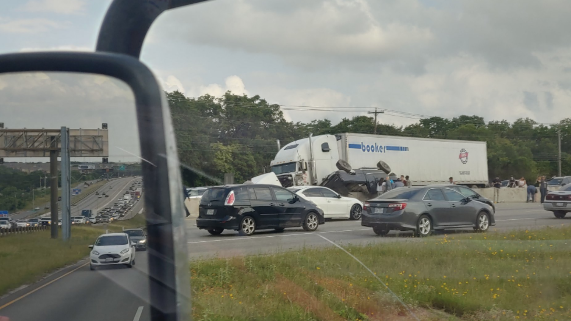 Crash on I-35 shuts down all northbound lanes in North Austin | kvue.com