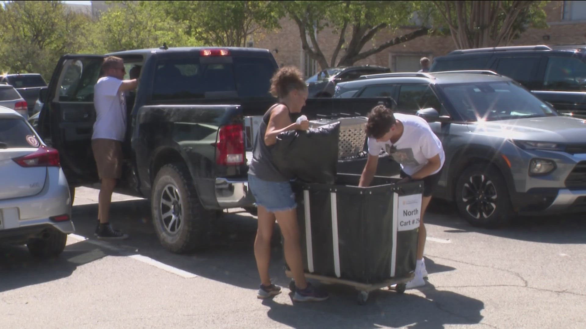 The heat didn't deter the approximately 2,000 students who moved into on-campus housing on Friday.