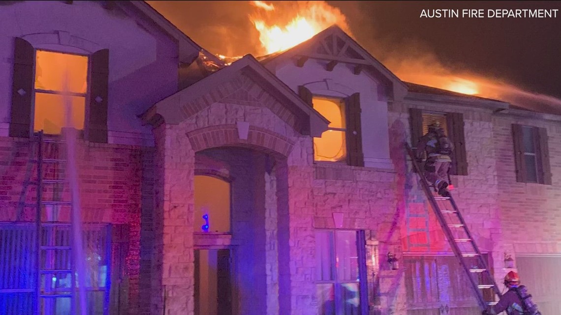4名奥斯汀消防员在屋顶坍塌中受伤，突显对新房建筑方式的担忧