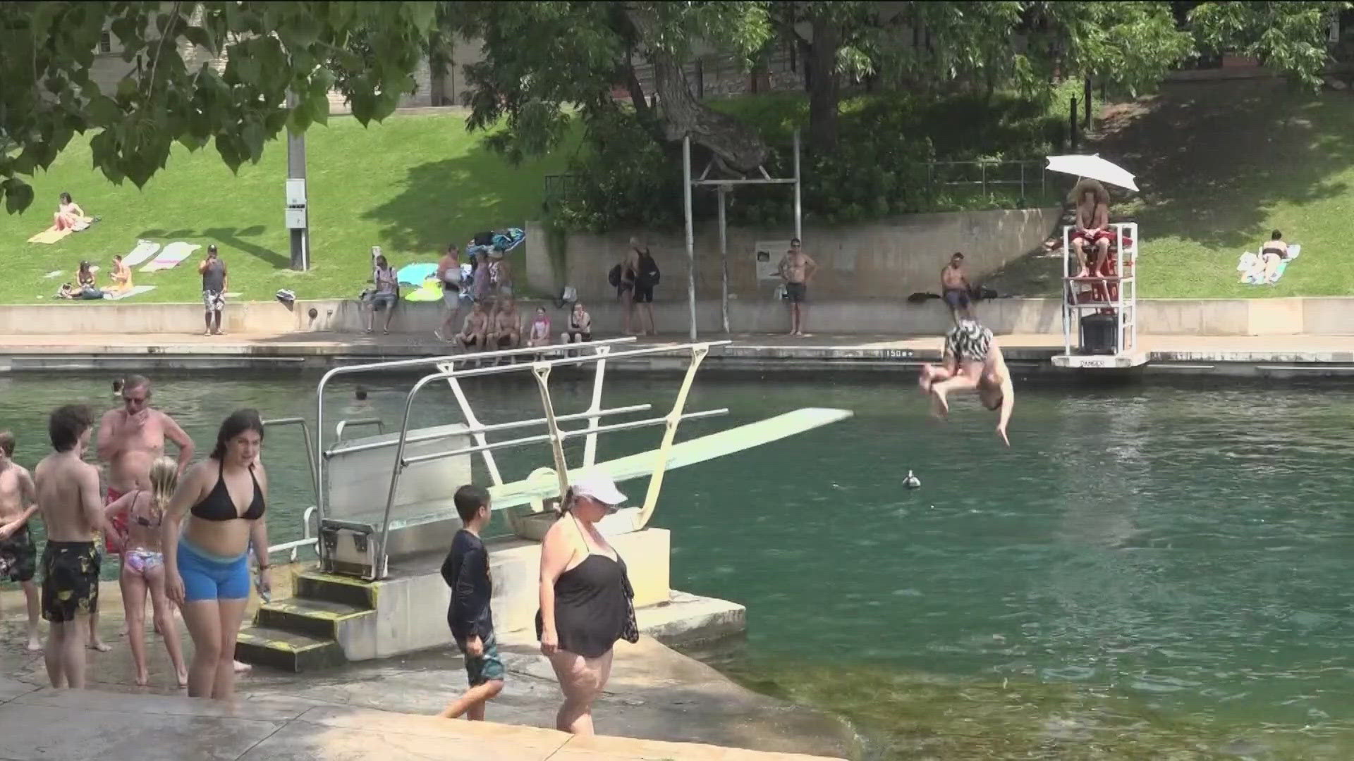 As temperatures climb towards 100 degrees in Central Texas, it's important to look out for signs of too much sun.