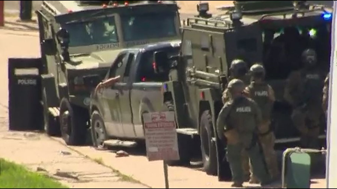 Crash results in police chase, SWAT callout on South Congress Avenue ...