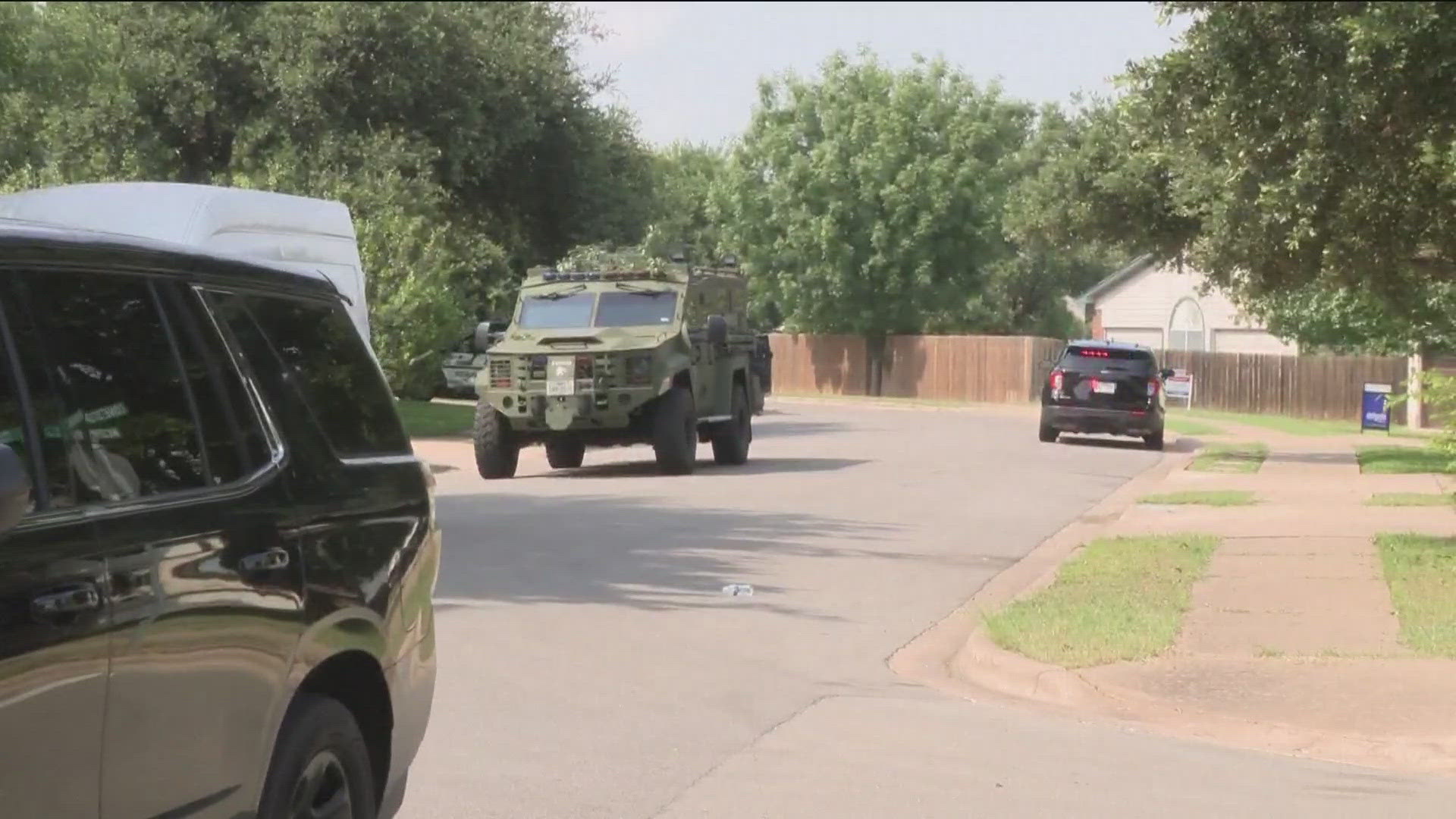 A man who had barricaded himself and prompted a SWAT response in Round Rock is now in custody.