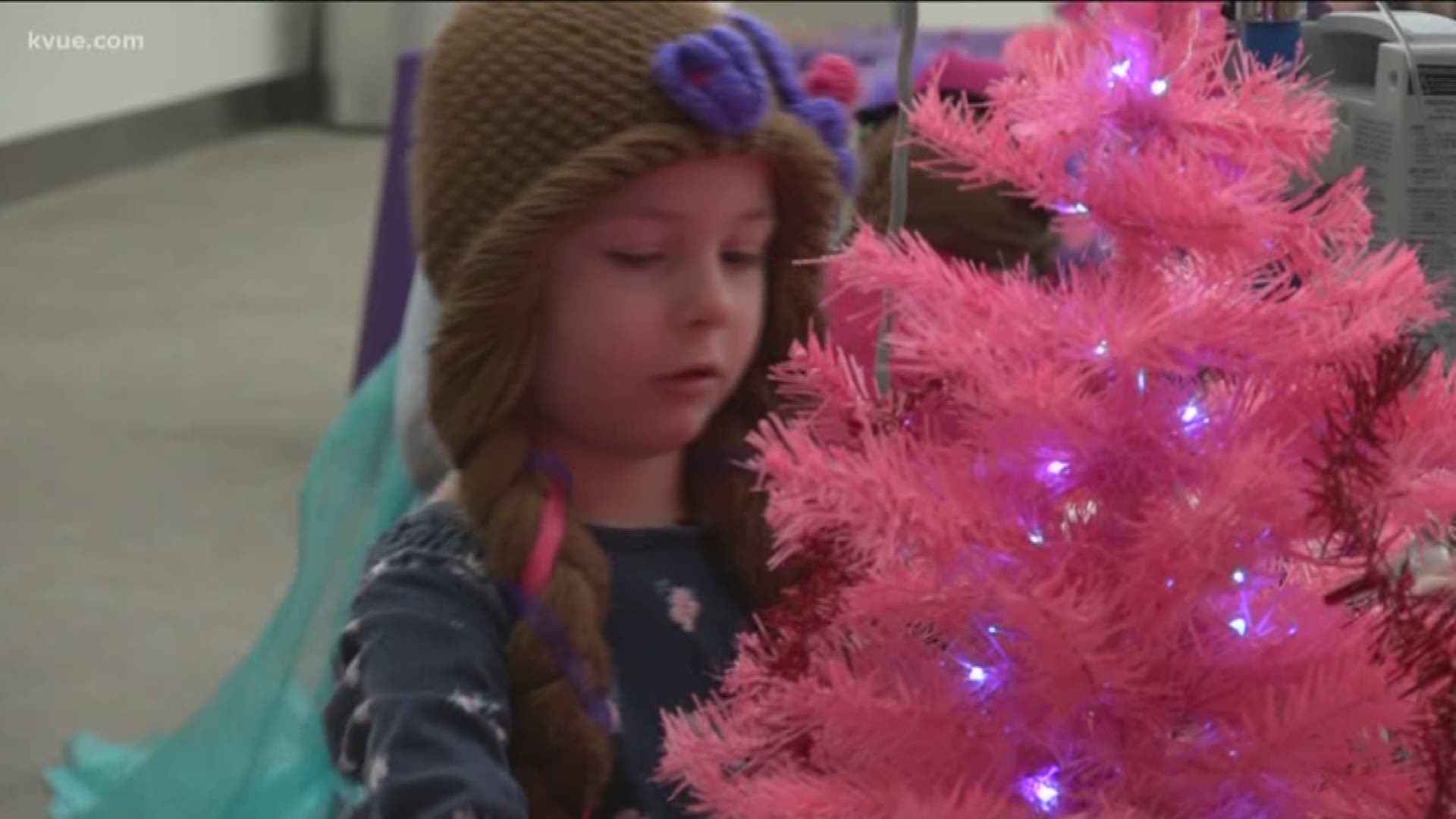 Not everybody gets to be home for the holidays.
Especially those who are suffering form an illness. To make the holidays a little brighter -- volunteers helped Dell Children's patients decorate Christmas trees for their rooms.
STORY: http://www.kvue.com/n