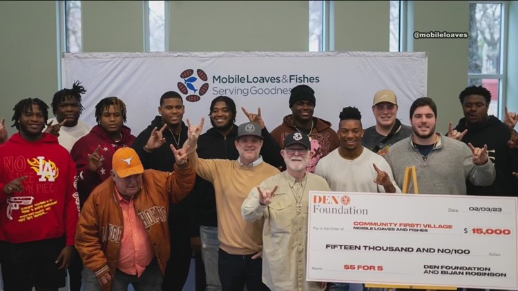 Longhorns running back Bijan Robinson presents $15K to Mobile Loaves & Fishes