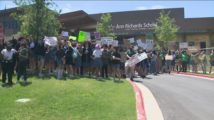 Hundreds of Austin-area students walk out of class to protest Roe v. Wade SCOTUS opinion