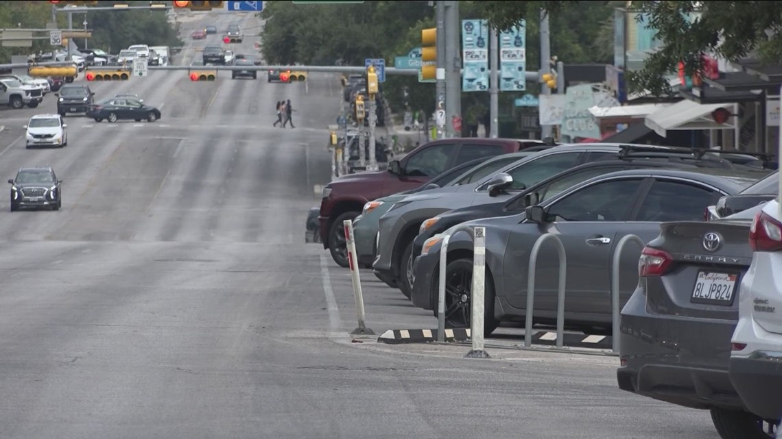 奥斯汀领导者取消开发商的停车要求，引发对城市汽车依赖的担忧