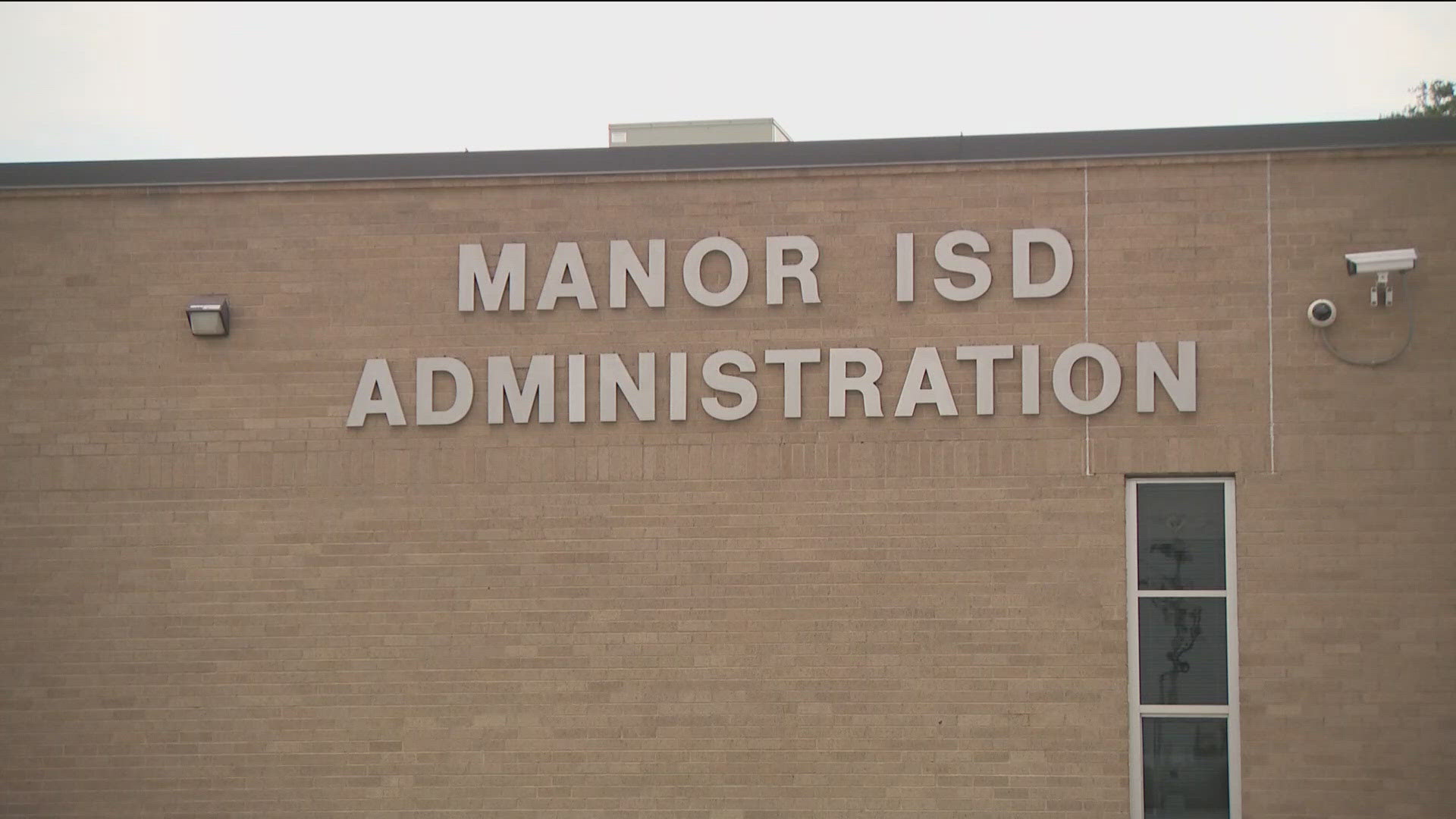 A pay delay is leaving some Manor ISD staff frustrated. Paychecks were meant to go out on Tuesday but "human error" set them back.