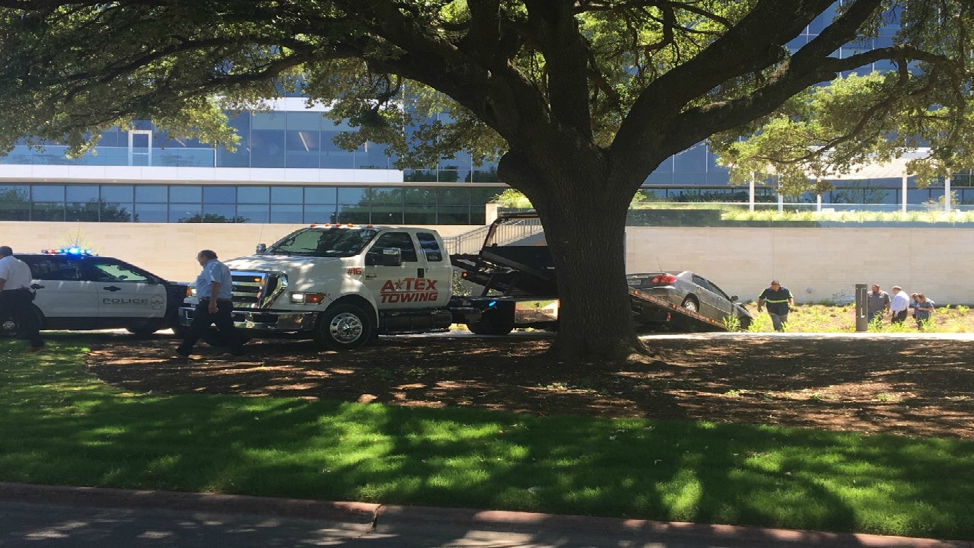 Vehicle crashes into building at Oracle in SE Austin, medics say | kvue.com
