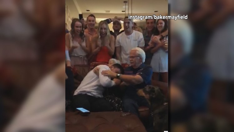 Baker Mayfield recreates iconic Brett Favre Draft Day picture