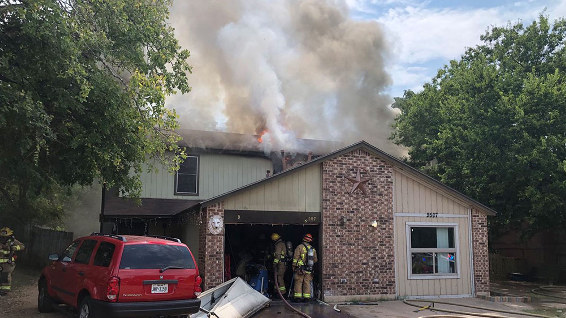 Crews respond to southeast Austin duplex after reported gas line fire ...