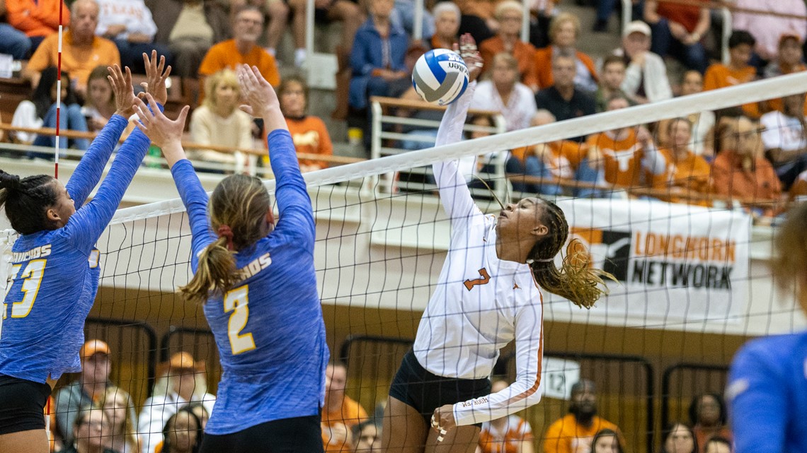 Texas volleyball player Asjia O'Neal to return for 2023 season