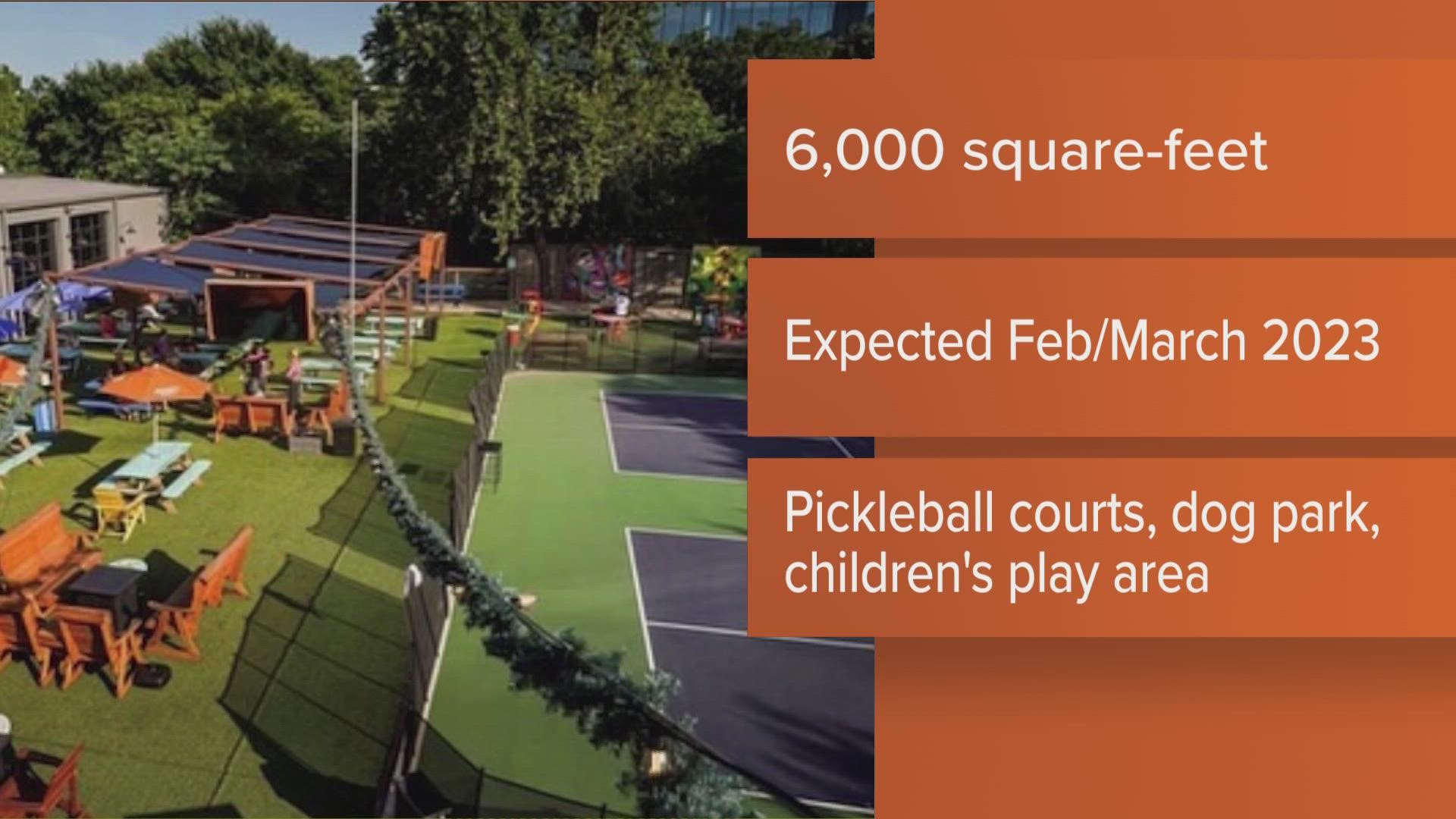 A popular Austin outdoor bar is heading north, bringing pickleball, drinks and a dog park to West Braker Lane.