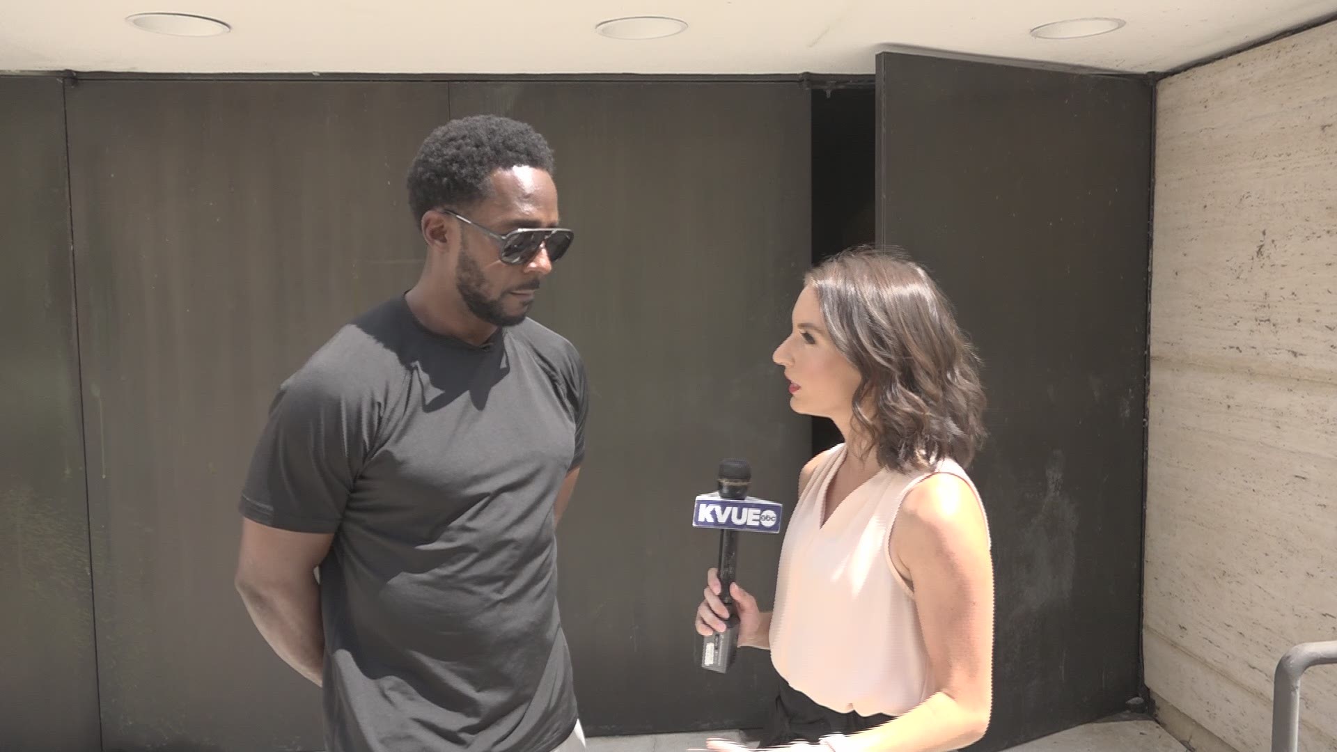 KVUE's Emily Giangreco caught up with ESPN's Desmond Howard about his thoughts on the Texas-LSU game.