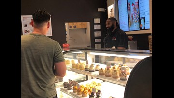 Former Ut Players Tennessee Titans Tackle Baking Cupcakes