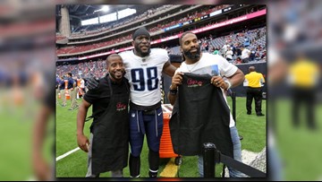 Former Ut Players Tennessee Titans Tackle Baking Cupcakes