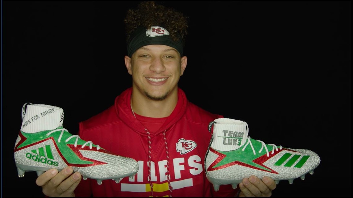 Patrick Mahomes wearing a Team Luke Hope For Minds bracelet in