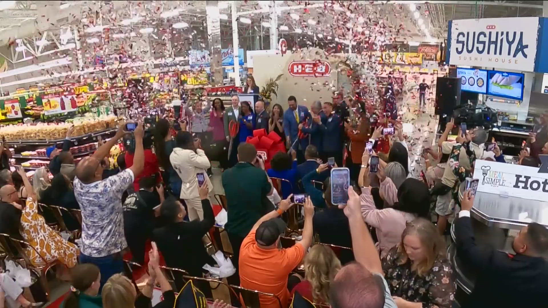 H-E-B staff celebrated the opening of a new store in Pflugerville.