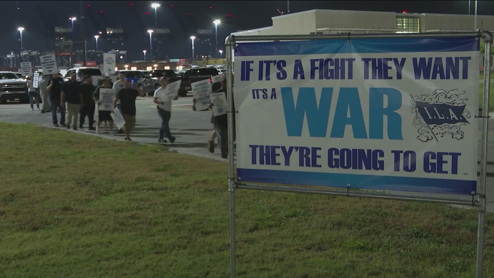 Houston dockworkers join strike to increase pay, ban automation | kvue.com