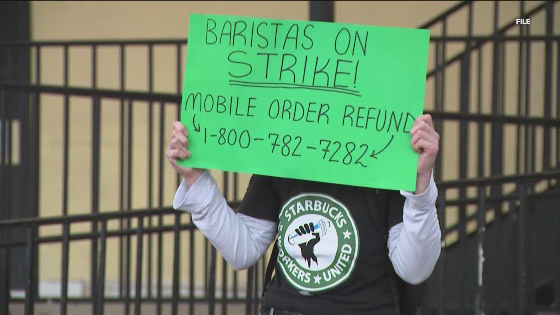 Over 1,000 Starbucks baristas protest against new dress code Over 1,000 Starbucks baristas protest against new dress code