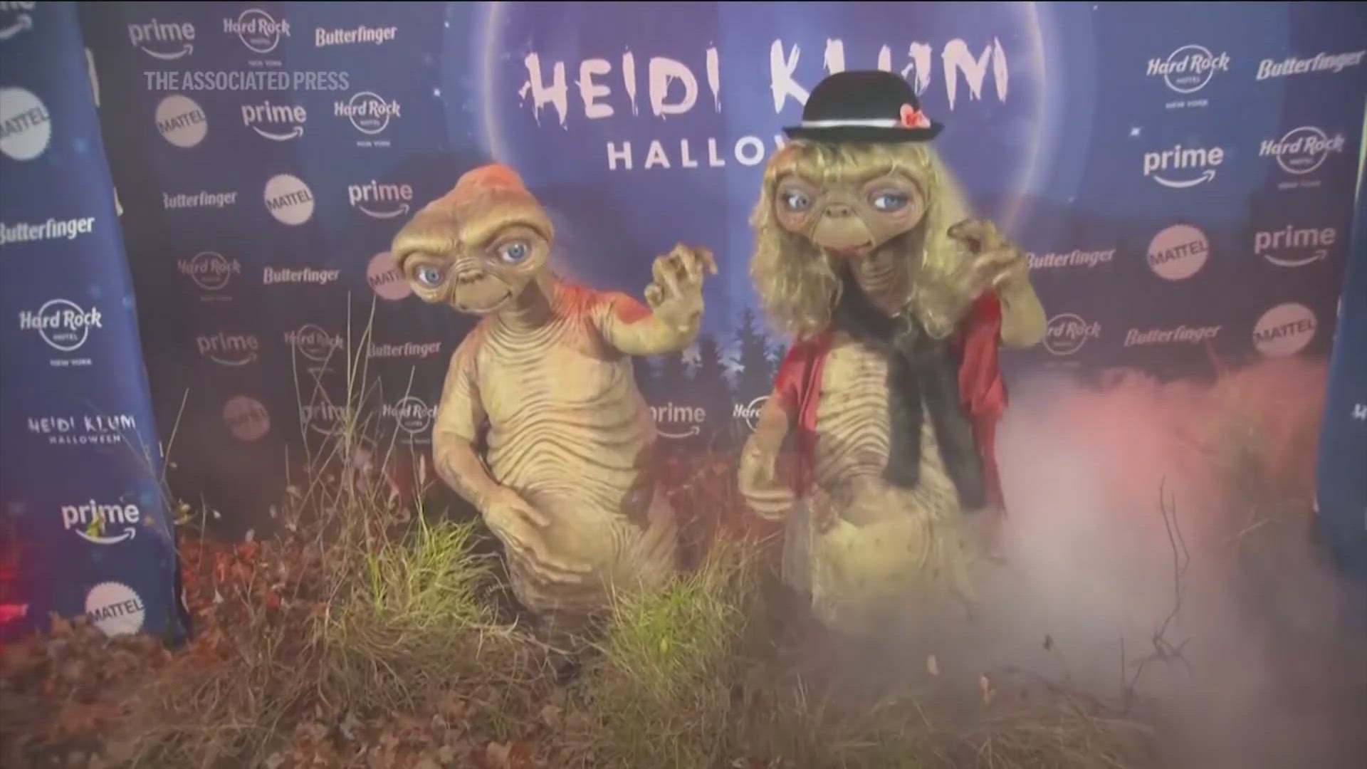 Halloween queens Heidi Klum and Janelle Monáe both dressed up as E.T. the Extra-Terrestrial.