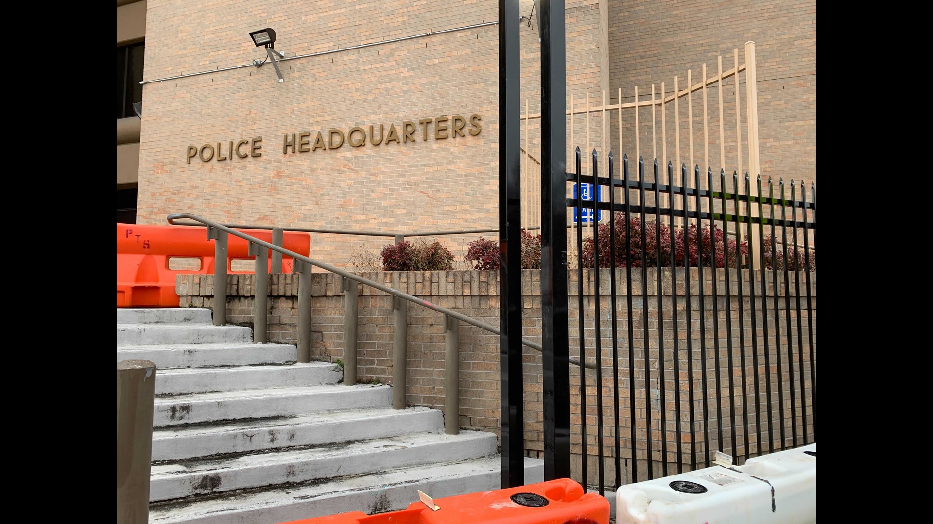 APD puts up fencing at Austin headquarters | kvue.com
