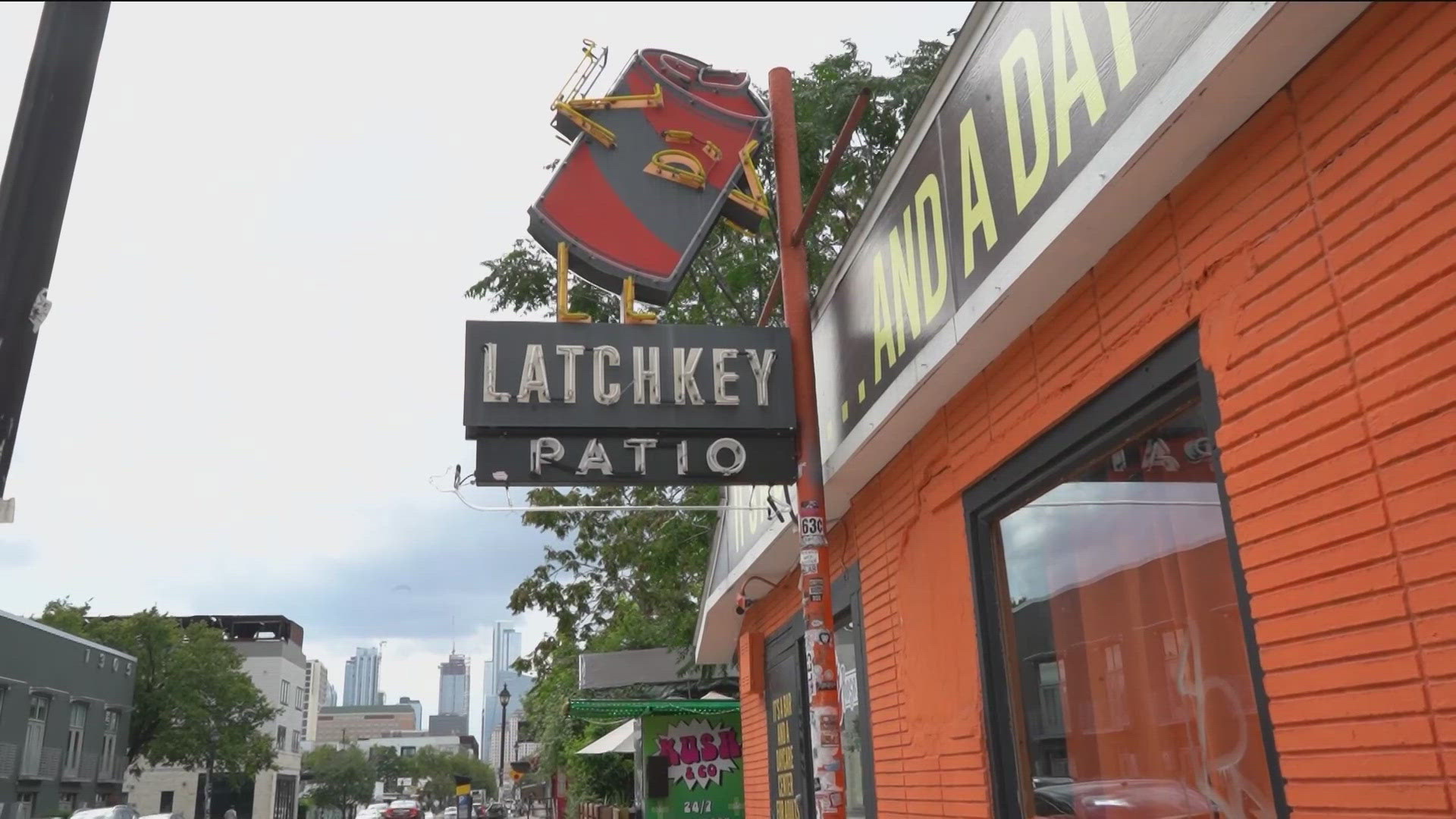 Dozens of bars in Austin's entertainment district are taking certain steps that could save lives. Bar workers are learning how to respond to an overdose.