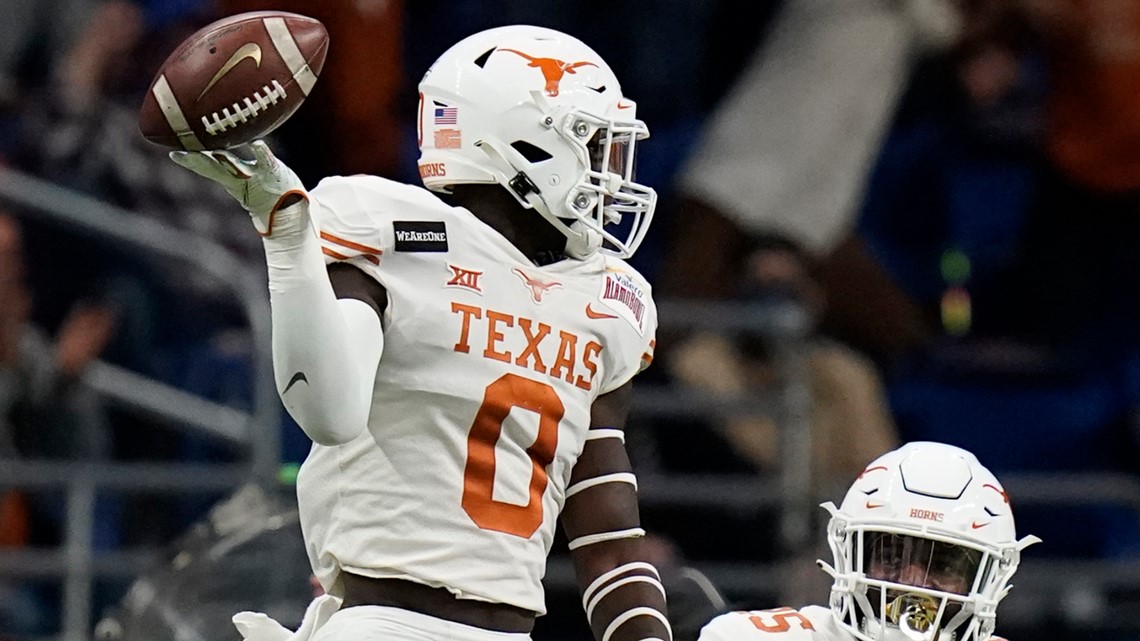 University of Texas Longhorns linebacker DeMarvion Overshown