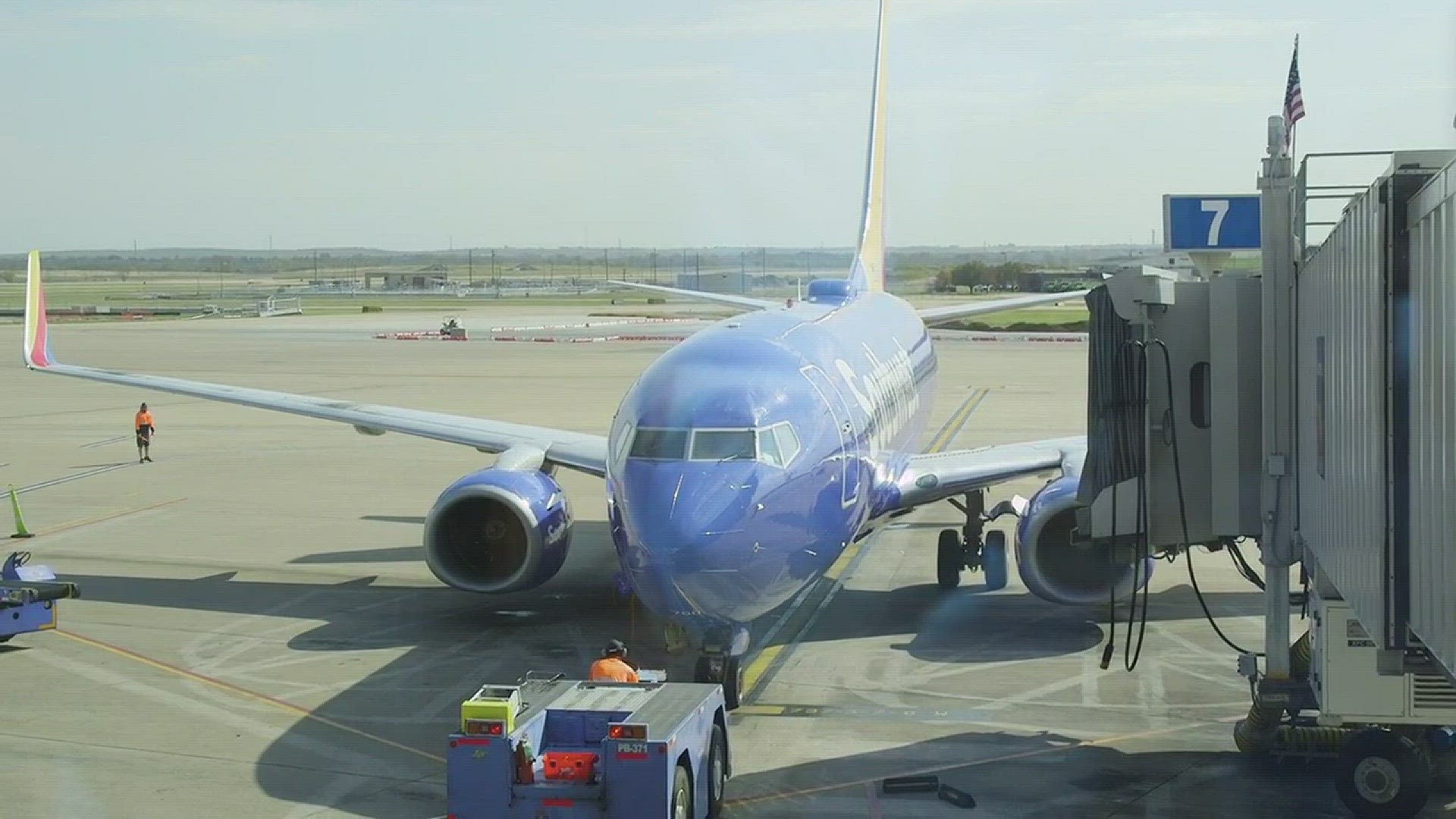 One lucky flight at Austin-Bergstrom International Airport got early Christmas gifts from Austin jeweler Kendra Scott.