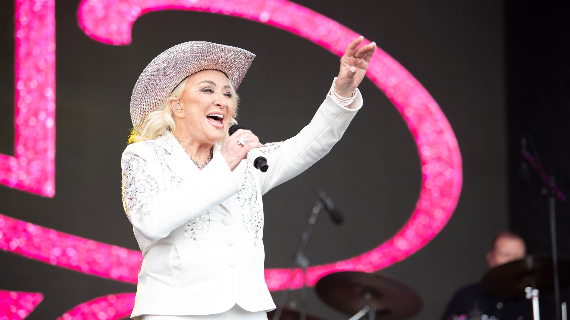 Tucker will perform her hits on the LBJ Lawn at the University of Texas at Austin before the Longhorns take on the University of Louisiana Monroe.